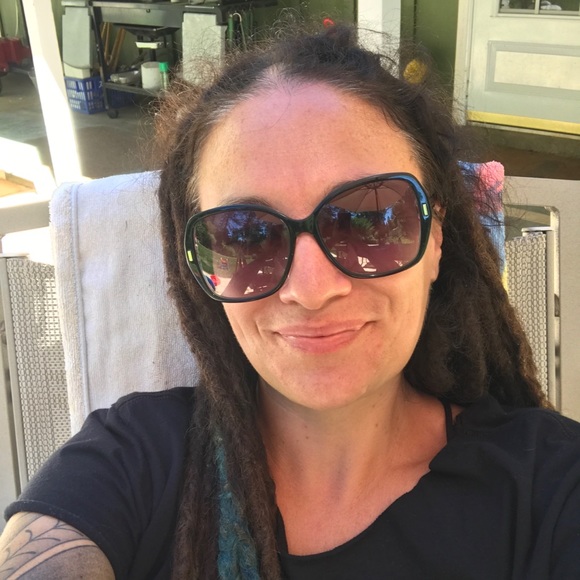 Meet your Posher, Leah - Picture 3 of 3